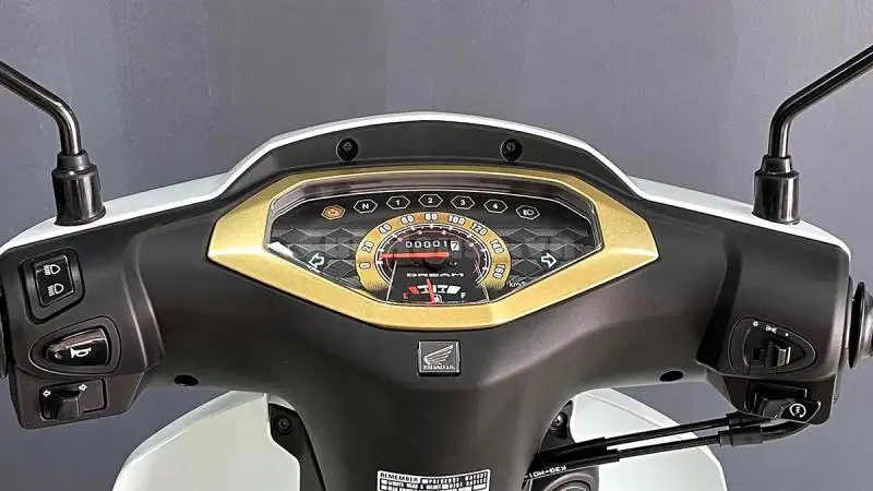 Chi tiết từ a đến z chiếc xe Honda Dream Thái Lan màu trắng đang được săn đón tại Việt Nam