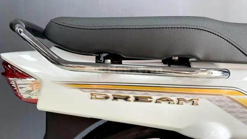 Chi tiết từ a đến z chiếc xe Honda Dream Thái Lan màu trắng đang được săn đón tại Việt Nam