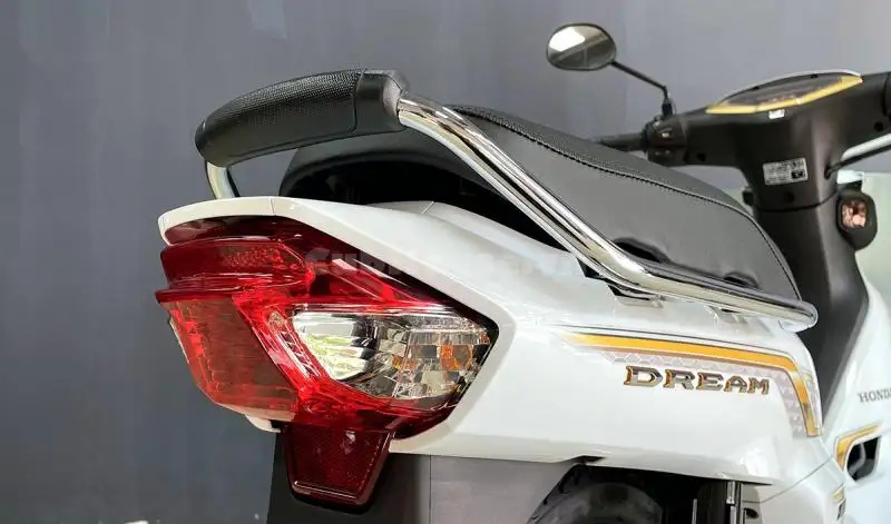 Chi tiết từ a đến z chiếc xe Honda Dream Thái Lan màu trắng đang được săn đón tại Việt Nam
