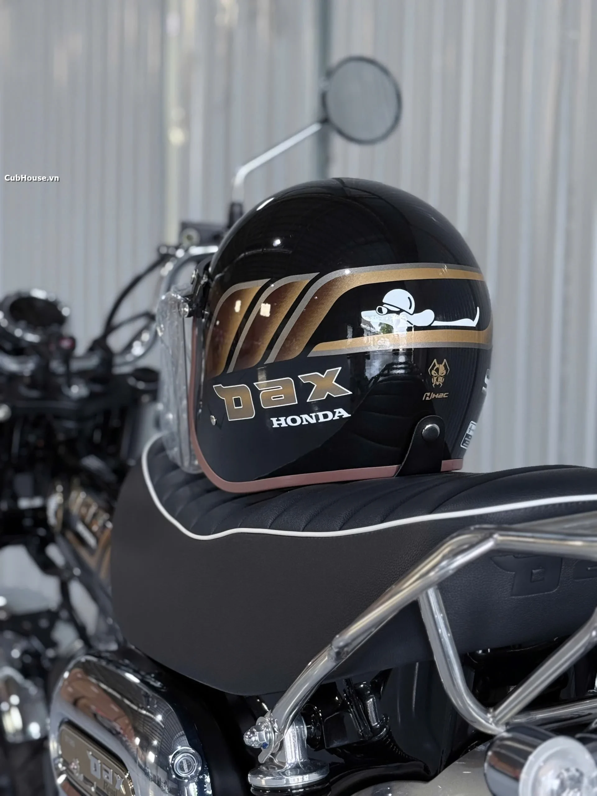 Hình ảnh chi tiết Honda Dax Royal Limited Edition đã về đến Cub House Sài Gòn