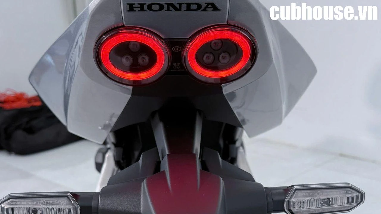Honda CB500SF Super Four 2026 – Huyền thoại Super Four trở lại với diện mạo hoàn toàn mới! 19 Honda CB500SF Super Four 2026 có gì đặc biệt? Thiết kế cổ điển, động cơ 4 xy-lanh, Honda E-Clutch và giá dự kiến 285 triệu đồng